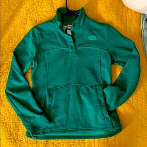 Women’s North Face fleece pull over - green